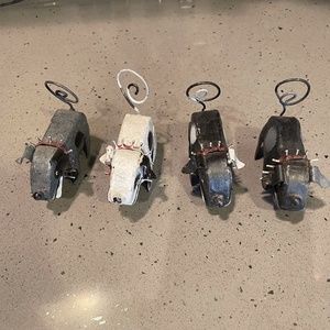 4 Metal Spike Dog place card/picture holder